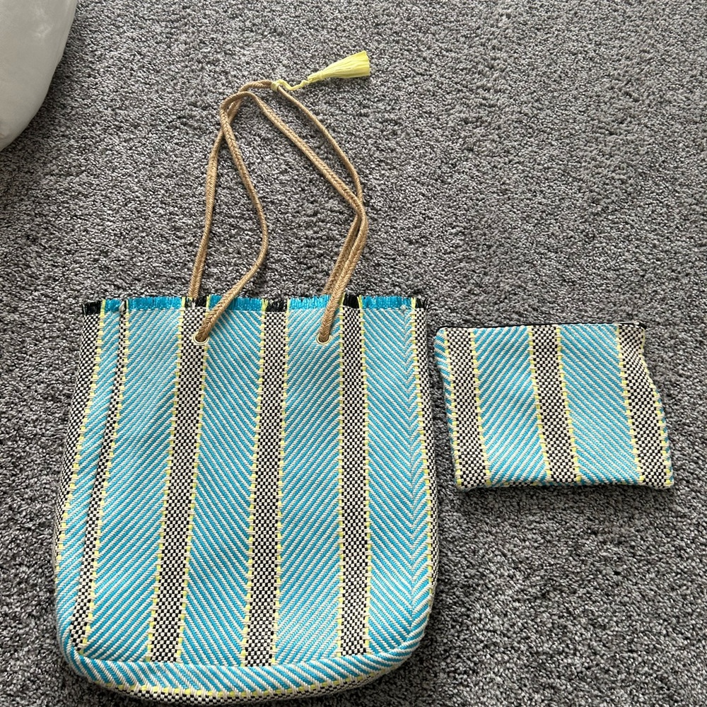 Women’s beach bag with matching zippered pouch